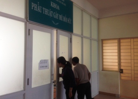 Nạn nhân lọt hố công trình bị vỡ thận - 2 Chị Sơn thấp thỏm bên ngoài phòng mổ chờ tin chồng.