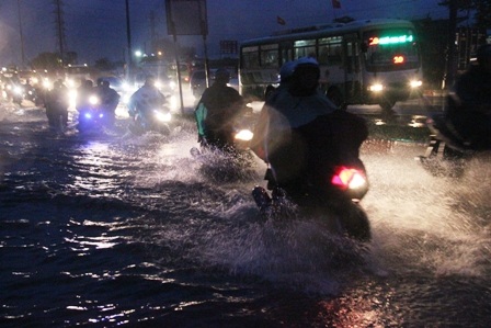 Các tuyến đường vào trung tâm thành phố như XLHN, Nguyễn Hữu Cảnh...chìm trong biển nước