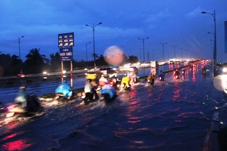 Khu vực đầu cầu Rạch Chiếc trên XLHN nước ngập hơn nửa bánh xe.