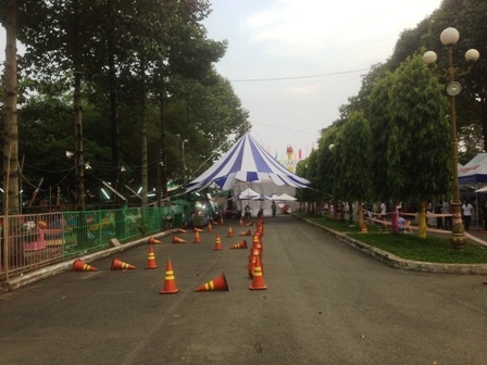 Một góc khuôn viên Nhà Thiếu nhi bị trưng dụng làm đường chạy thử xe...