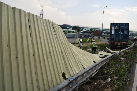 Xe đầu kéo lao vào công trình, công nhân bỏ chạy tán loạn - 2 Nhiều công nhân đã kịp thời phát hiện chạy tránh nên đã không gây thương vong.