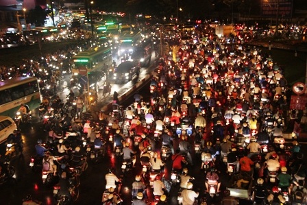 Kẹt xe vô cùng nghiêm trong trong và sau cơn mưa chiều 7/10 tại ngã tư Thủ Đức, TPHCM.