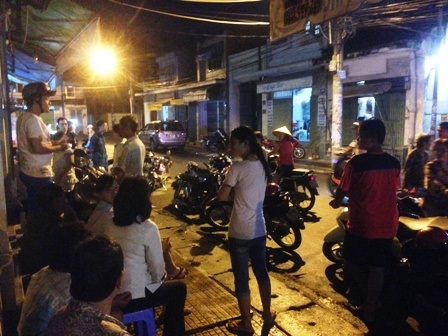 Học trò ngơ ngác nhìn cô giáo "đôi co" với chính quyền - 4 Rất đông người dân địa phương theo dõi vụ việc.
