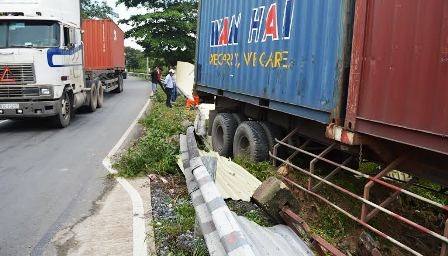 Xe đầu kéo lao vào công trình, công nhân bỏ chạy tán loạn - 1 Xe đầu kéo lao vào công trình, công nhân bỏ chạy tán loạn