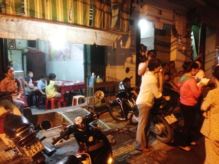 Học trò ngơ ngác nhìn cô giáo "đôi co" với chính quyền - 1 Các em học sinh đang học tại nhà bà Bích trên đường Trương Văn Ngư, phường Linh Tây, quận Thủ Đức.