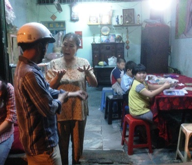 Học trò ngơ ngác nhìn cô giáo "đôi co" với chính quyền - 3 Bà Bích cự cãi gay gắt với lực lượng UBND phường Linh Tây ngay trước mặt các em học sinh...