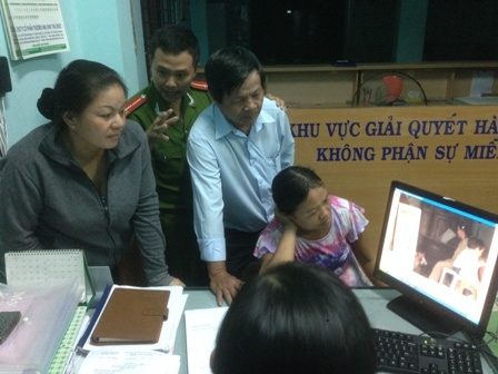 Học trò ngơ ngác nhìn cô giáo "đôi co" với chính quyền - 5 Rất đông người dân địa phương theo dõi vụ việc.