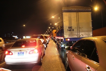 Dòng xe xếp hàng dài trên và dưới cầu vượt thép ngã tư Thủ Đức...