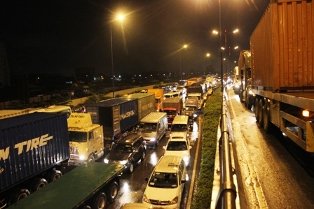 Hàng vạn người tham gia giao thông kẹt cứng dưới trời mưa tầm tã để tìm đường về nhà...