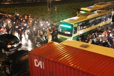 Lực lượng CSGT cũng vô cùng vất vả làm nhiệm vụ.