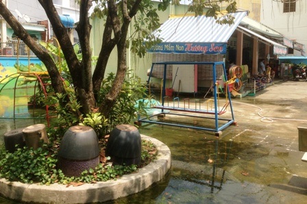 Cô, trò khốn khổ vì trường mầm non ngập nước - 3 Nơi sinh hoạt, vui chơi của các cháu mầm non ngập trong nước bẩn.