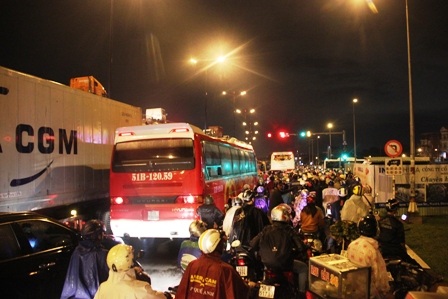 Hàng vạn người tham gia giao thông kẹt cứng dưới trời mưa tầm tã để tìm đường về nhà...