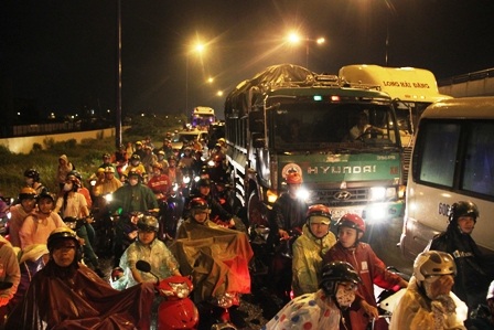 Hàng vạn người tham gia giao thông kẹt cứng dưới trời mưa tầm tã để tìm đường về nhà...