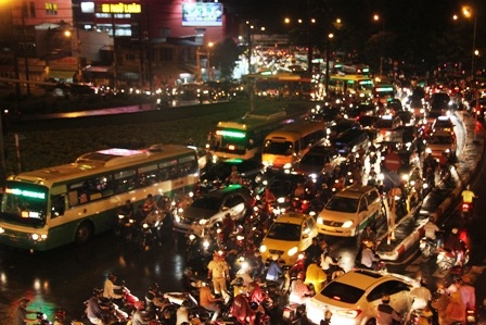 Lực lượng CSGT dầm dưới cơn mưa tầm tã suốt nhiều giờ để làm nhiệm vụ.