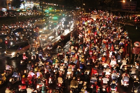 Lực lượng CSGT cũng vô cùng vất vả làm nhiệm vụ.