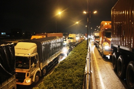 Kẹt xe vô cùng nghiêm trong trong và sau cơn mưa chiều 7/10 tại ngã tư Thủ Đức, TPHCM.