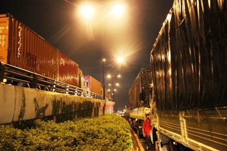 Dòng xe xếp hàng dài trên và dưới cầu vượt thép ngã tư Thủ Đức...