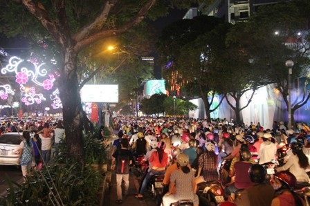 Càng về khuya dòng người đổ về càng đông