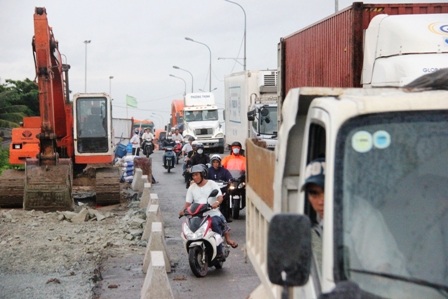 Ám ảnh đường Vành đai đông: Nhanh chóng hoàn thiện mặt đường