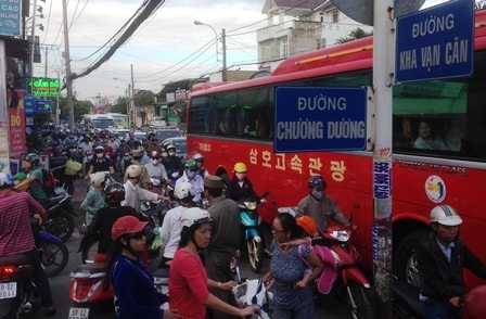 Hàng ngàn phương tiện kẹt cứng kéo dài nhiều km trên đường Kha Vạn Cân sáng 8/9