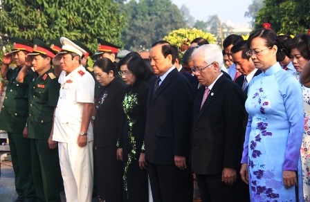Các vị lãnh đạo dành một phút mặc niệm tại Đài tưởng niệm