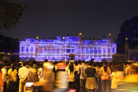 Mặt tiền Hội trường Thống Nhất lung linh trong ánh sáng