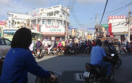 Thi công làm vỡ ống nước, giao thông  ùn tắc nghiêm trọng