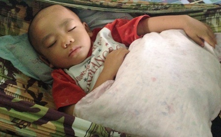 Cháu Lê Tuấn Khang và cảnh bị bà Phương đày đọa ở trường mầm non (ảnh Tuổi trẻ)