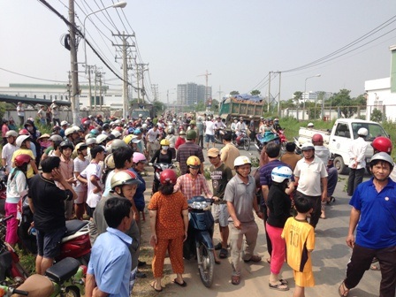 Rất đông người dân vây kín hiện trường theo dõi vụ tai nạn giao thông thương tâm