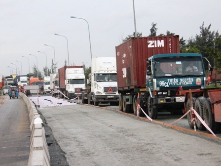 TPHCM: Ám ảnh tuyến đường Vành đai đông! - 4 Gần nửa phần đường bị rào chắn, gây tình trạng kẹt xe kéo dài và TNGT.