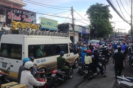 Một đoàn đưa tang nằm bất động giữa dòng người xe trên đường Kha Vạn Cân