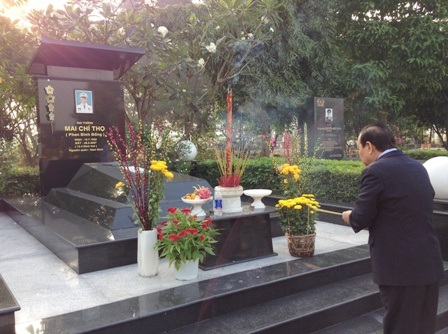 Bí thư thành ủy Lê Thanh Hải dâng hương lên Đài tưởng niệm