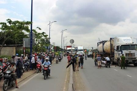 Lao vào container tự sát, người đàn ông chết thảm - 2 Người đàn ông bất ngờ lao vào xe đầu kéo tự tử.