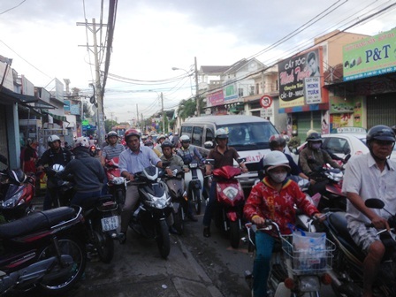 Hàng nghìn người bị kẹt cứng phải tự tìm lối thoát...