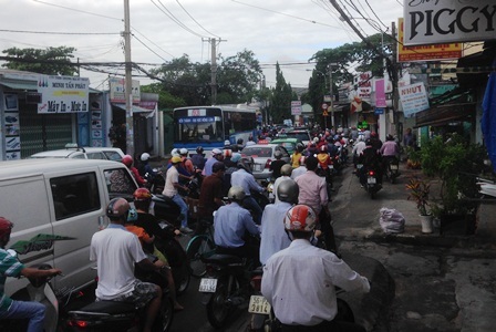 Đường Kha Vạn Cân nhỏ hẹp nhưng lượng phương tiện quá đông đã gây ùn tắc vô cùng nghiêm trọng.