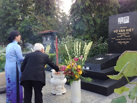 Bí thư thành ủy Lê Thanh Hải dâng hương lên Đài tưởng niệm