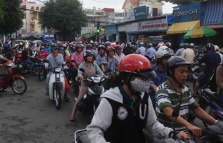 Một đoàn đưa tang nằm bất động giữa dòng người xe trên đường Kha Vạn Cân