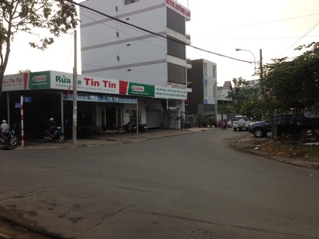 Mất "xế hộp" ngay trước tiệm rửa xe của mình - 1 Hiện trường nơi xảy ra vụ trộm ô tô giữa ban ngày.