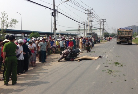 Rất đông người dân vây kín hiện trường theo dõi vụ tai nạn giao thông thương tâm