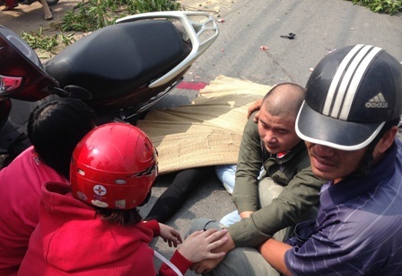 Người chồng (giữa) đau đớn bên thi thể vợ 