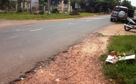 Hiện trường nơi Học lao vào ô tô tự sát.