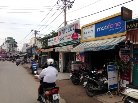 Cửa hàng ĐTDĐ An Huy, nơi xảy ra vụ cướp bằng súng giữa ban ngày