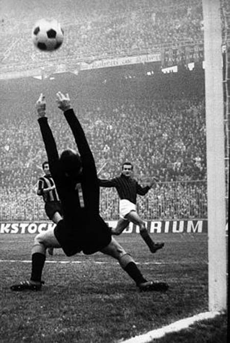 Derby Milan qua những bức ảnh đen trắng - 12