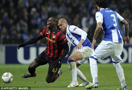 Balotelli, Yaya Toure tức giận vì bị gọi là “khỉ” - 1