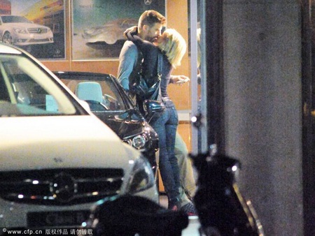 Pique và Shakira “khóa môi” say đắm ngay trên phố - 3 Pique và Shakira “khóa môi” say đắm ngay trên phố - 3