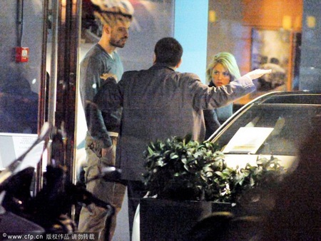 Pique và Shakira “khóa môi” say đắm ngay trên phố - 4 Pique và Shakira “khóa môi” say đắm ngay trên phố - 4