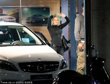 Pique và Shakira “khóa môi” say đắm ngay trên phố - 5 Pique và Shakira “khóa môi” say đắm ngay trên phố - 5