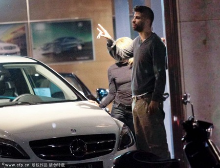 Pique và Shakira “khóa môi” say đắm ngay trên phố - 6 Pique và Shakira “khóa môi” say đắm ngay trên phố - 6