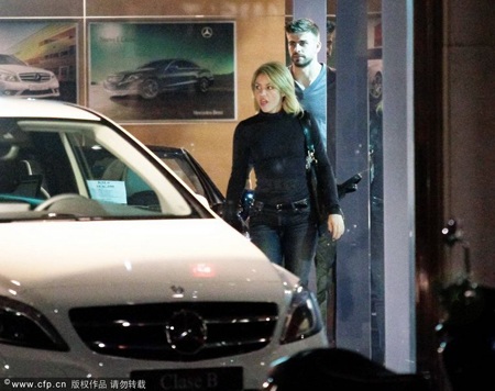 Pique và Shakira “khóa môi” say đắm ngay trên phố - 7 Pique và Shakira “khóa môi” say đắm ngay trên phố - 7
