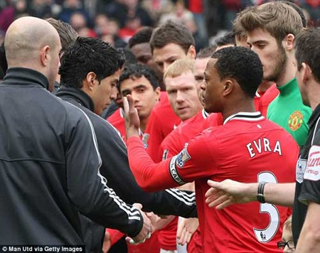 Suarez gửi lời xin lỗi Liverpool, nhưng vẫn phớt lờ Evra - 1